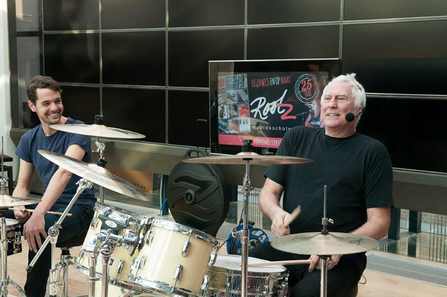 Cesar Zuiderwijk geeft een drumclinic bij rootz muziekschool in delft